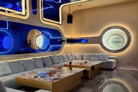 年轻女孩的城市夜色职场新选择